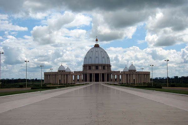 Frontal view of Notre-Dame de la Paix Basilica, Yamoussoukro, Côte d'Ivoire